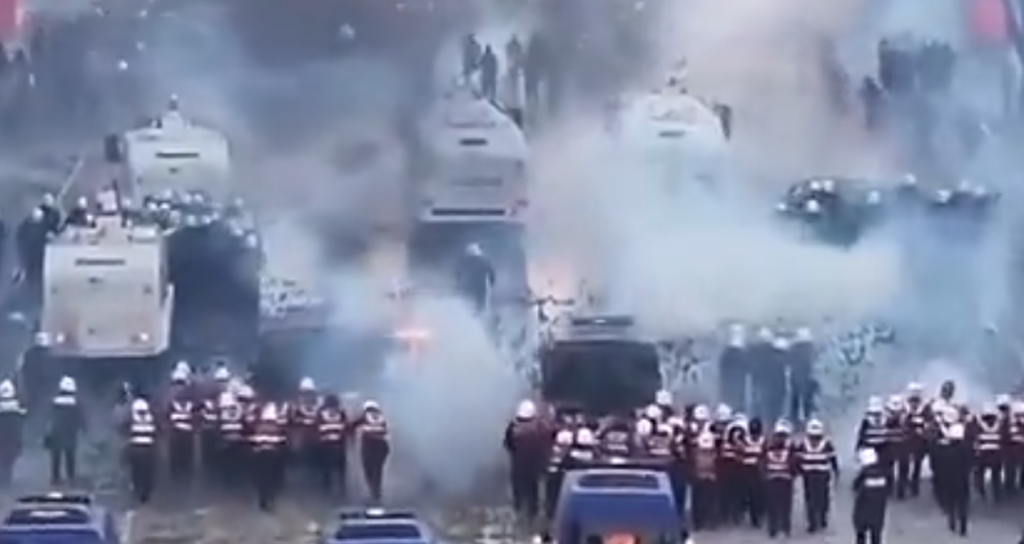 Arnavutluk Başbakanı Rama protestocu öğrencilere hükümet binası önünde diyalog çağrısında bulundu