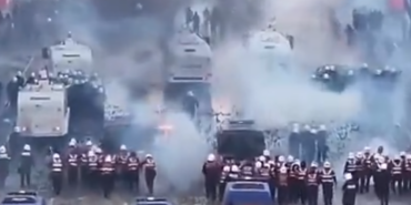 Arnavutluk Başbakanı Rama protestocu öğrencilere hükümet binası önünde diyalog çağrısında bulundu